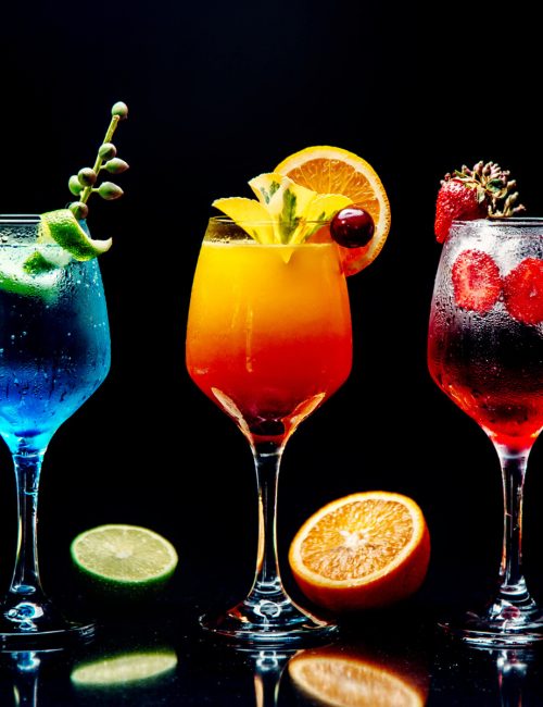 selezione-di-vari-cocktail-sul-tavolo